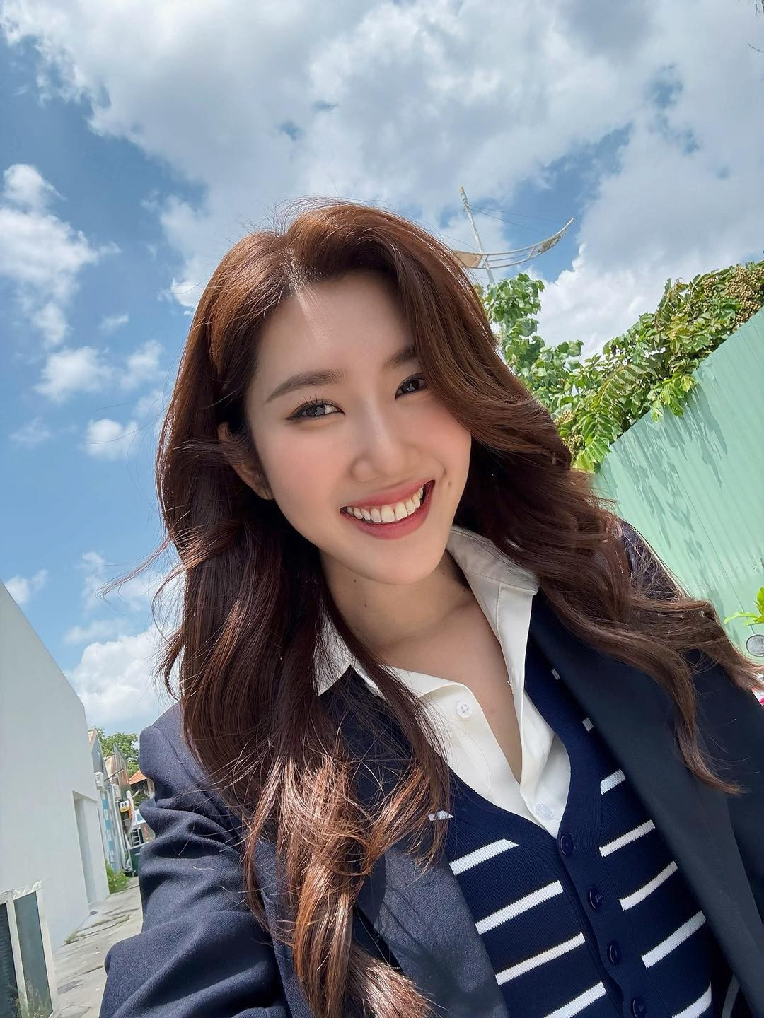 Thời trang của nữ diễn viên đa dạng, chuẩn fashionista. Cô linh hoạt biến hóa từ váy maxi nữ tính, váy ôm body quyến rũ đến outfit dạo phố năng động như áo hai dây – chân váy lấp lánh. Ảnh: FB Lê Huỳnh Thuý Ngân