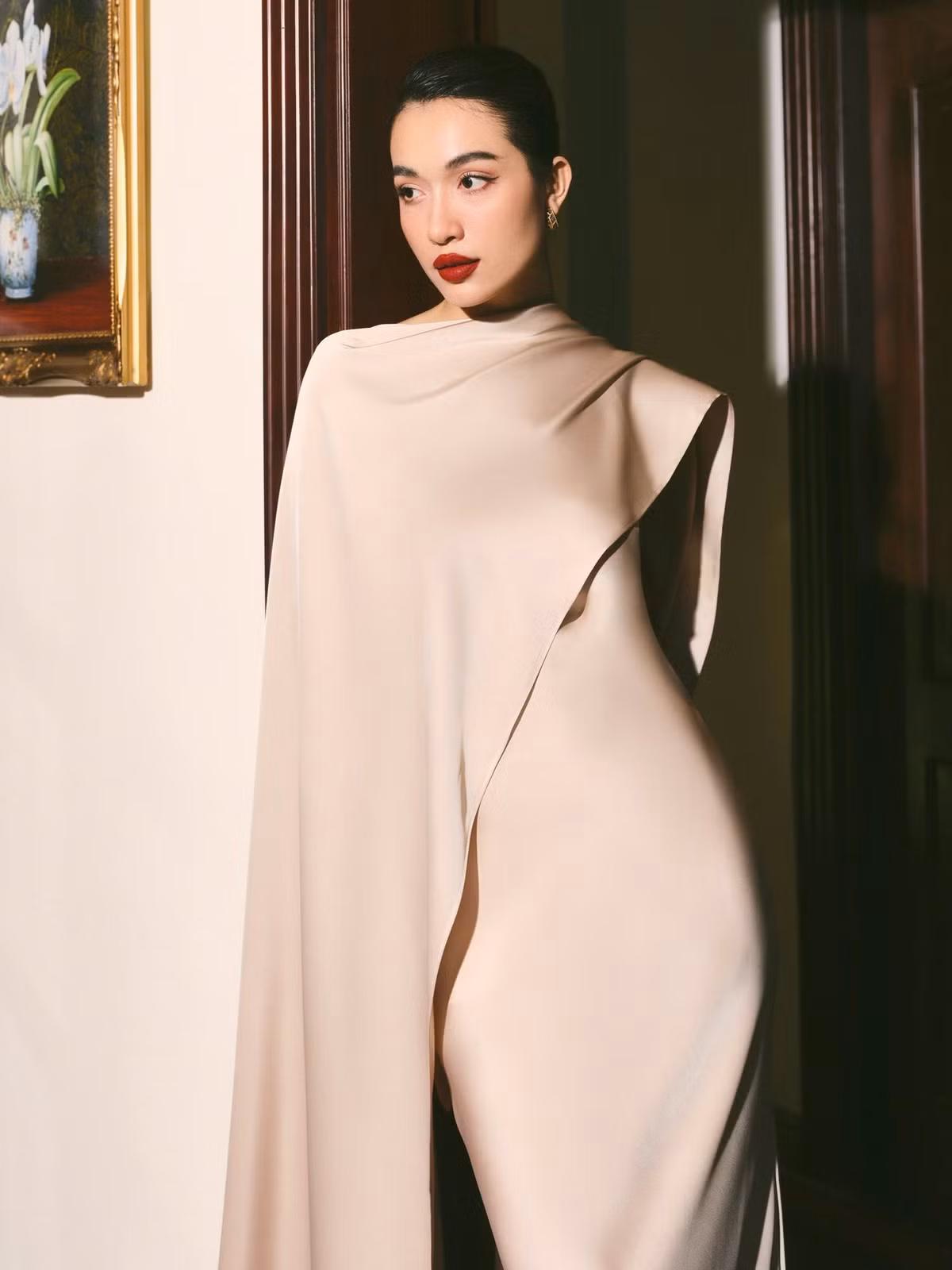 Ở tuổi ngoài 30, á hậu vẫn hoạt động tích cực trong làng giải trí, thường xuyên được mời diễn ở các show thời trang lớn.