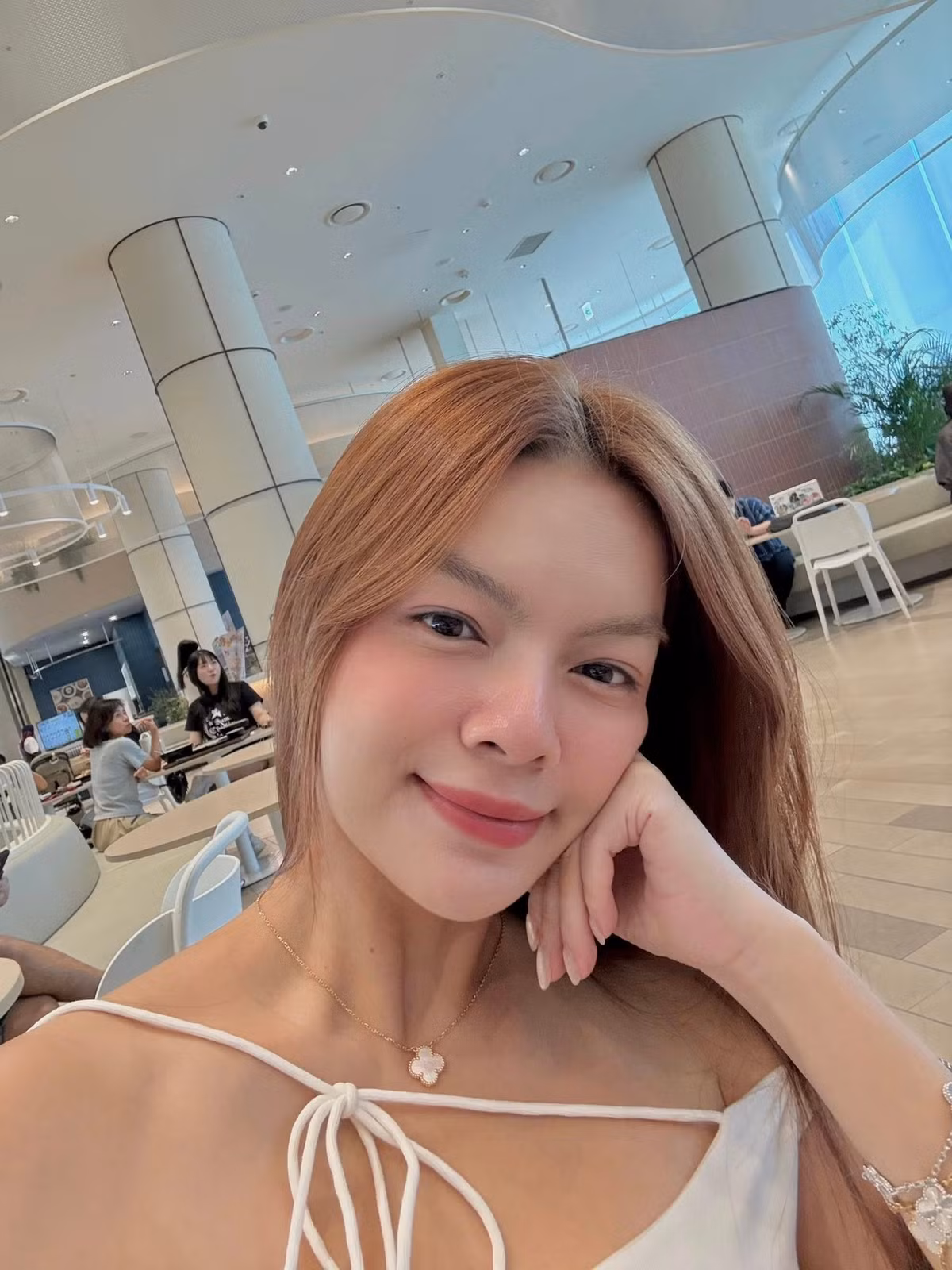 Sự xuất hiện tươi tắn, đầy năng lượng của Phạm Quỳnh Anh phần nào khiến công chúng bất ngờ bởi trước đó cô vừa trải qua không ít ồn ào.