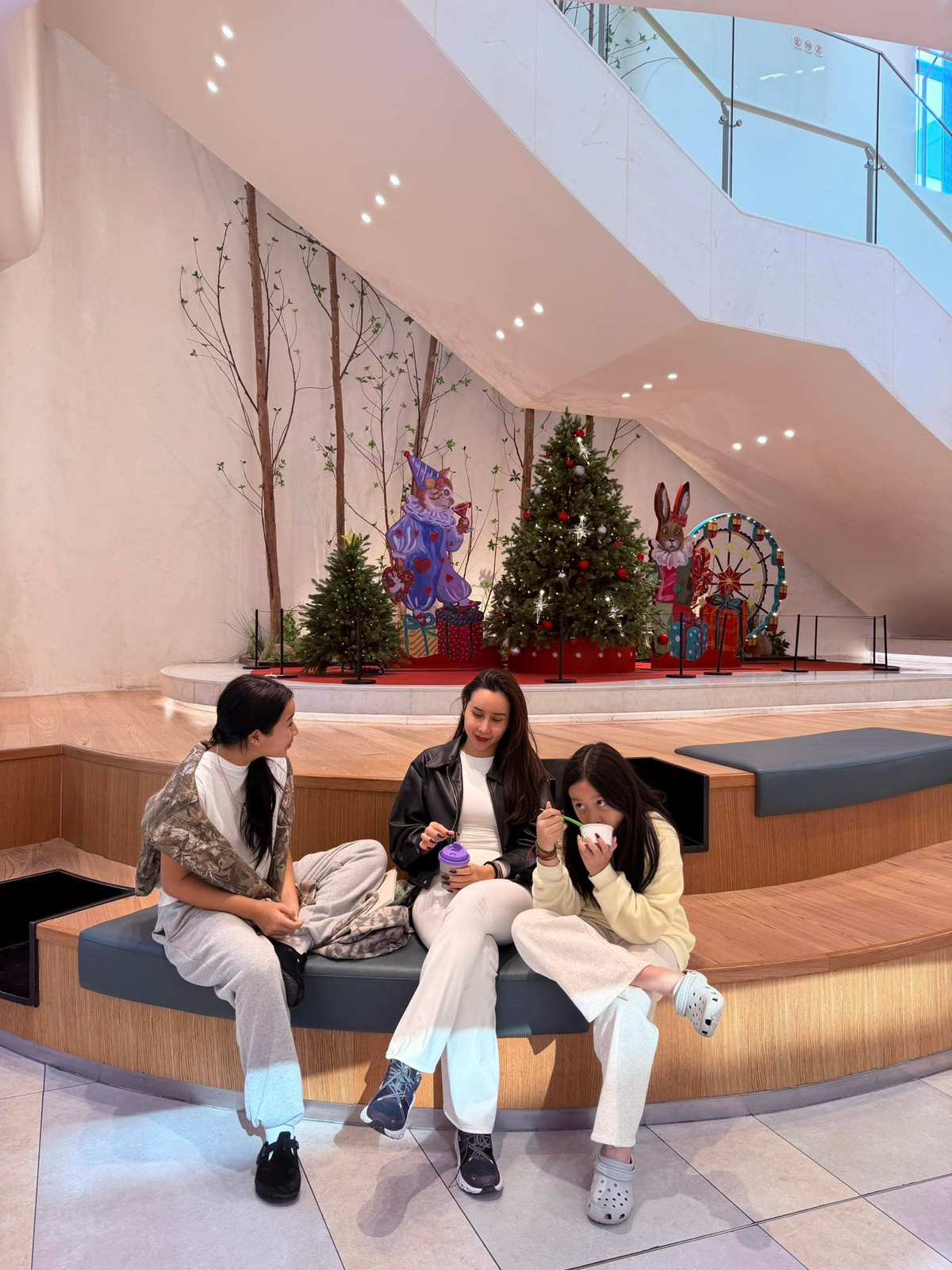 Nhiều khán giả nhận xét cô bé thừa hưởng đường nét gương mặt hài hòa và thần thái tự tin từ mẹ.