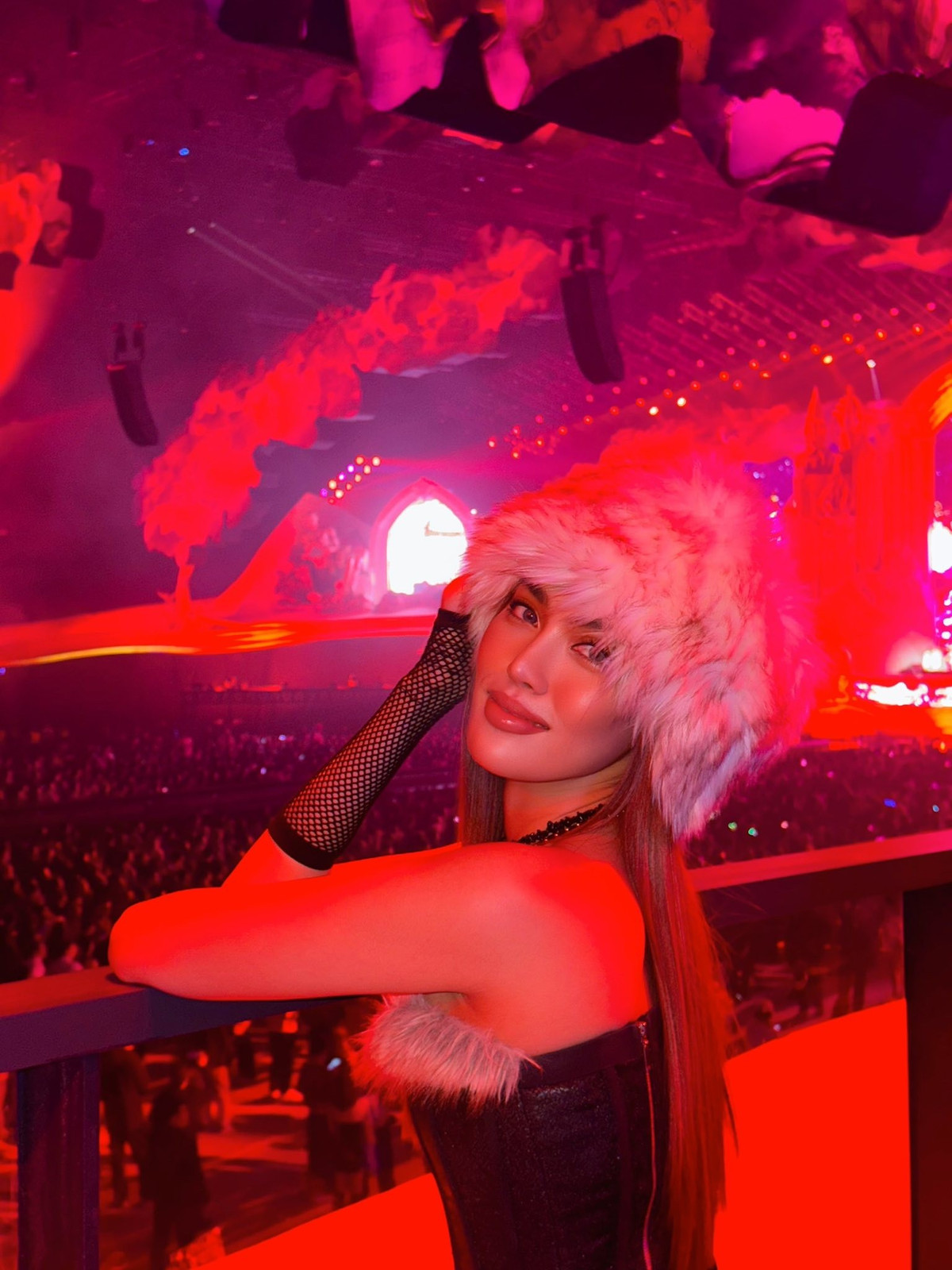 Chi tiết viền lông tinh nghịch trên váy tạo điểm nhấn thú vị, kết hợp cùng mũ lông và tất lưới gợi cảm mang lại tổng thể vừa táo bạo, vừa thời thượng của Lan Khuê.