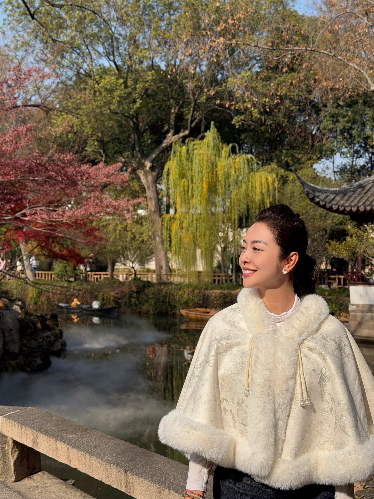 Hoa hậu Jennifer Phạm check in Ô Trấn, cô diện một chiếc áo choàng lông lấy cảm hứng từ trang phục truyền thống của phụ nữ Trung Quốc. Ảnh: FB Jennifer Pham