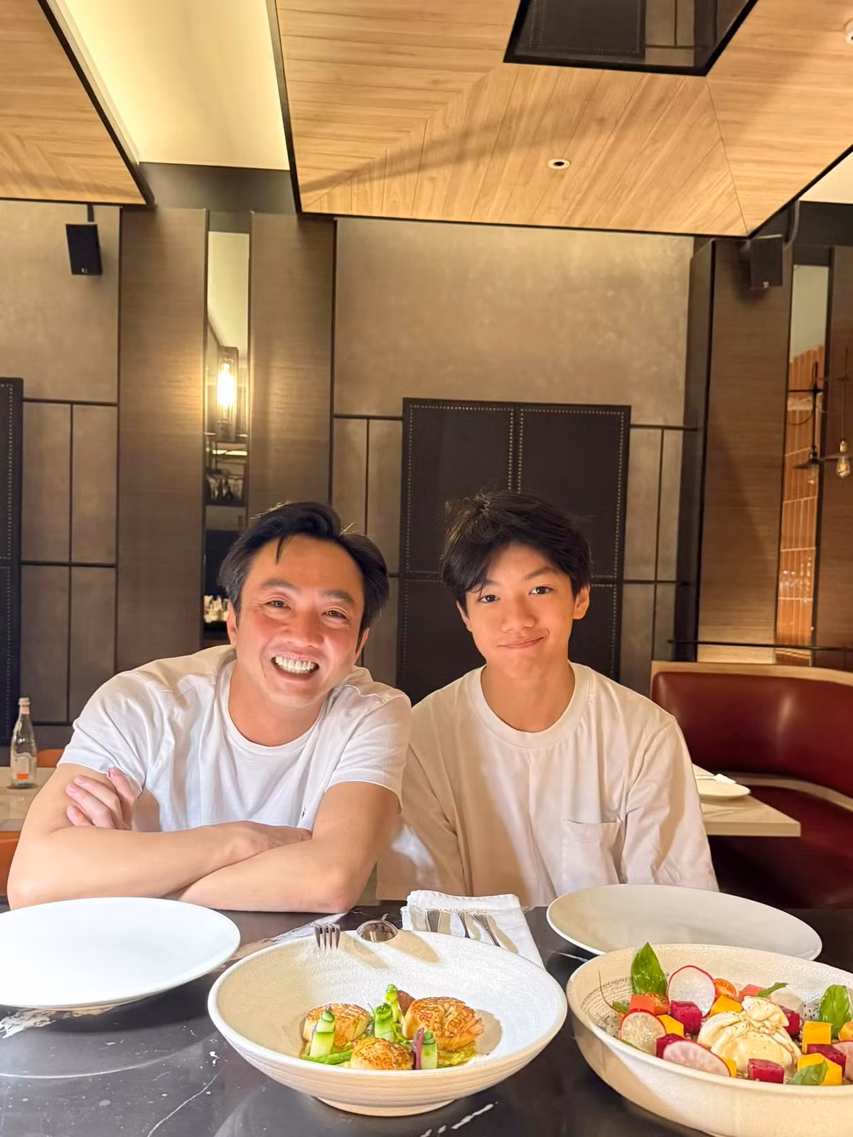 Ở độ tuổi này, Subeo đã bắt đầu có những trải nghiệm thực tế khi được tạo điều kiện thực tập ở nhiều vị trí trong công ty do bố làm chủ tịch. Điều này không chỉ giúp cậu làm quen với môi trường kinh doanh mà còn rèn luyện tư duy và sự độc lập từ sớm.