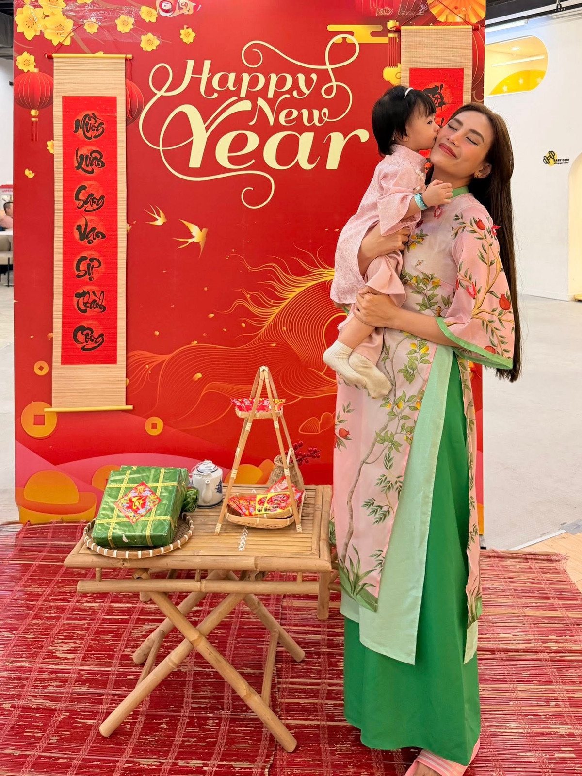Võ Hoàng Yến xúng xính áo dài chụp ảnh Tết với con gái Nubi. Ảnh: FB Võ Hoàng Yến