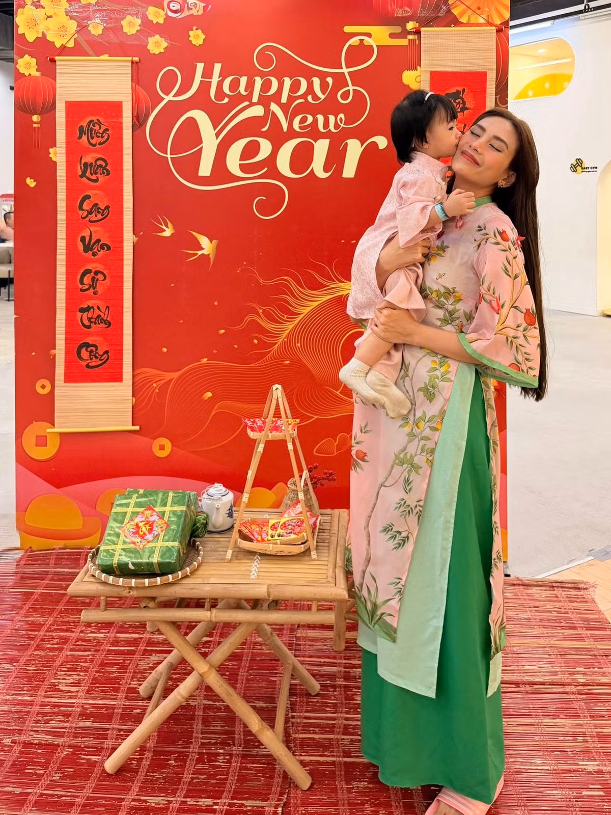 Võ Hoàng Yến xúng xính áo dài chụp ảnh Tết với con gái Nubi. Ảnh: FB Võ Hoàng Yến