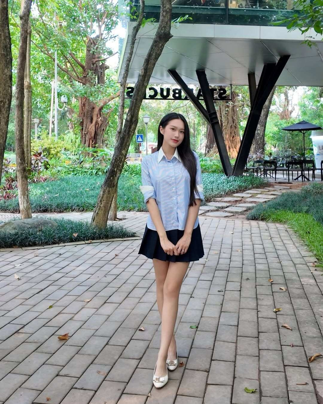 Chính “cặp kiếm Nhật” miên man ấy góp phần giúp hình ảnh của cô luôn nhẹ nhàng, có phần quyến rũ.