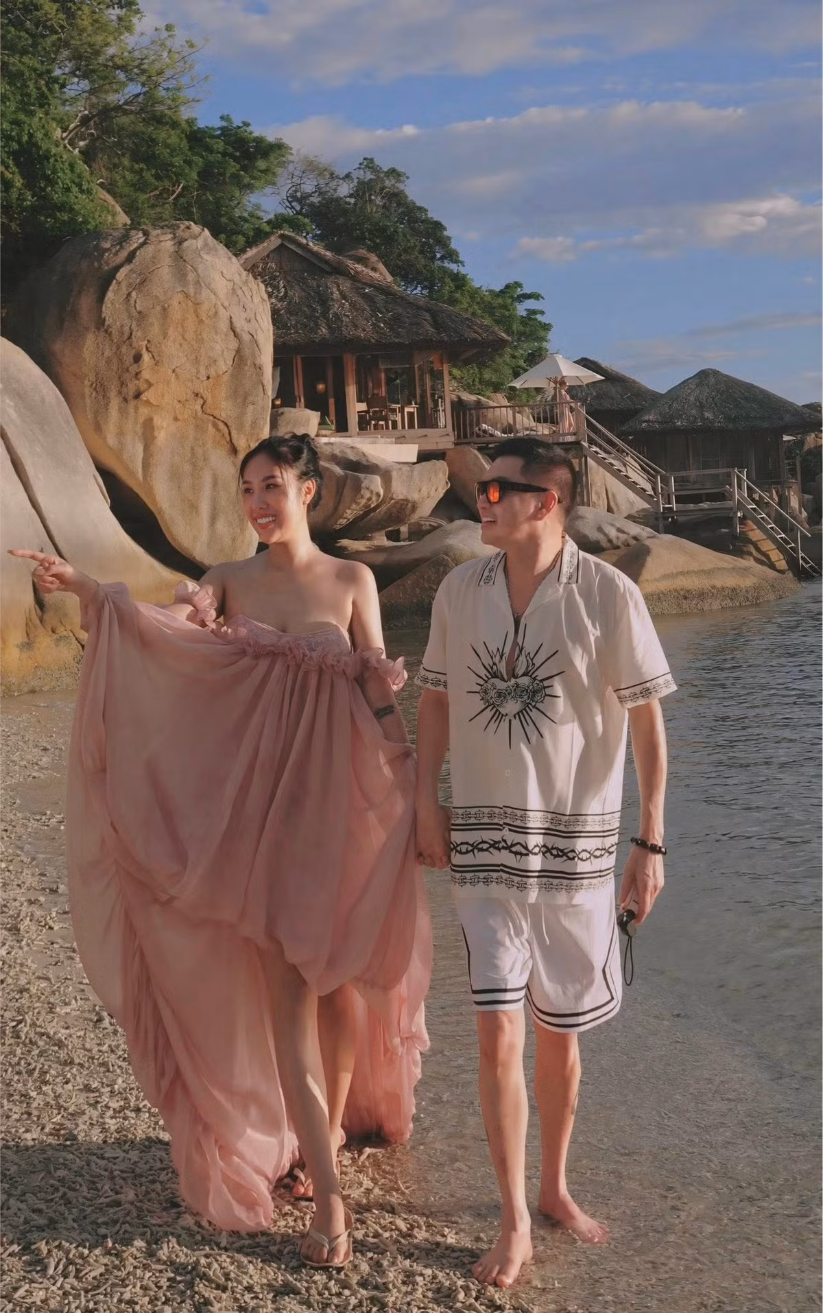 Tăng Khánh Chi - bạn gái 9X của nghệ sĩ Quang Minh mặc thiết kế trễ nải, tôn vai trần, ngực đầy cùng người yêu dạo chơi ở vịnh Ninh Vân. Ảnh: FB Quang Minh