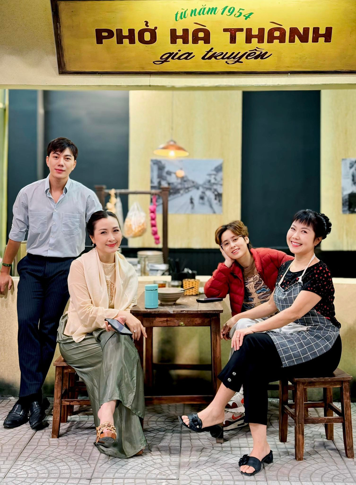 Diễn viên Hương Tươi cùng dàn diễn viên chụp ảnh trước giờ bấm máy. Ảnh: FB Trần Thu Hương