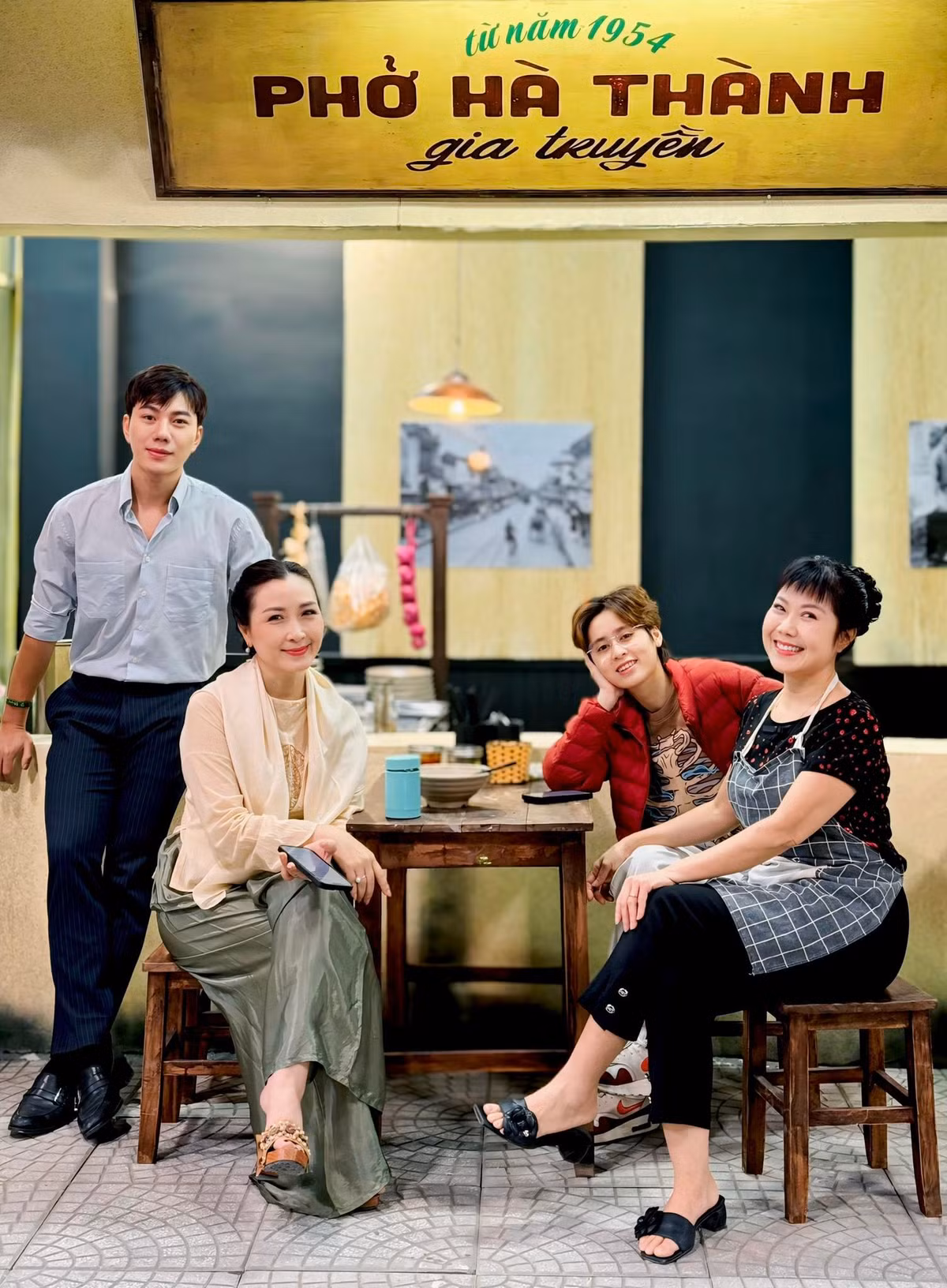 Diễn viên Hương Tươi cùng dàn diễn viên chụp ảnh trước giờ bấm máy. Ảnh: FB Trần Thu Hương