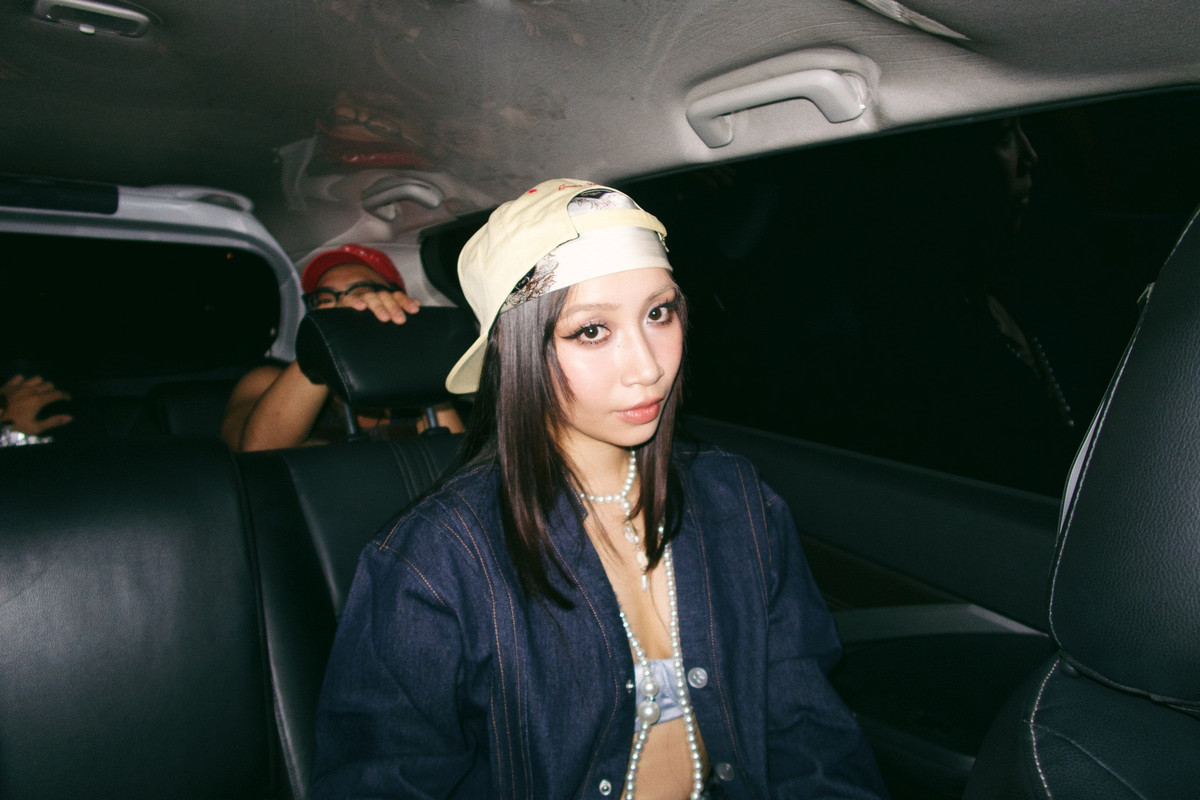 Cô gây ấn tượng với gu ăn mặc cá tính, tự tin và phóng khoáng, phản ánh tinh thần tự do sáng tạo mà nữ ca sĩ theo đuổi.