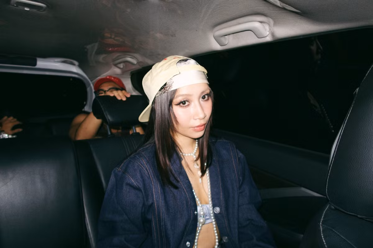 Cô gây ấn tượng với gu ăn mặc cá tính, tự tin và phóng khoáng, phản ánh tinh thần tự do sáng tạo mà nữ ca sĩ theo đuổi.