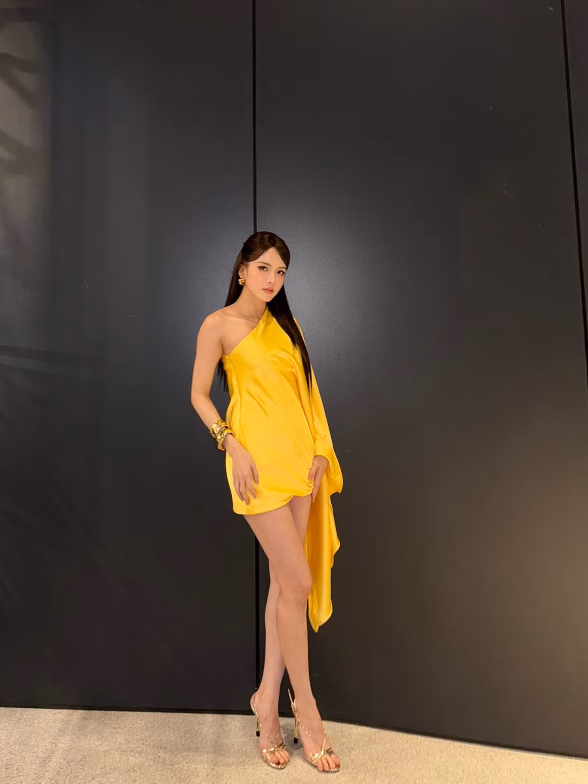 Kiểu tóc ép thẳng buộc nửa đầu, phần mái được rẽ gọn sang hai bên kết hợp cùng layout makeup nhẹ nhàng khiến visual của Thiều Bảo Trâm thêm phần ấn tượng.