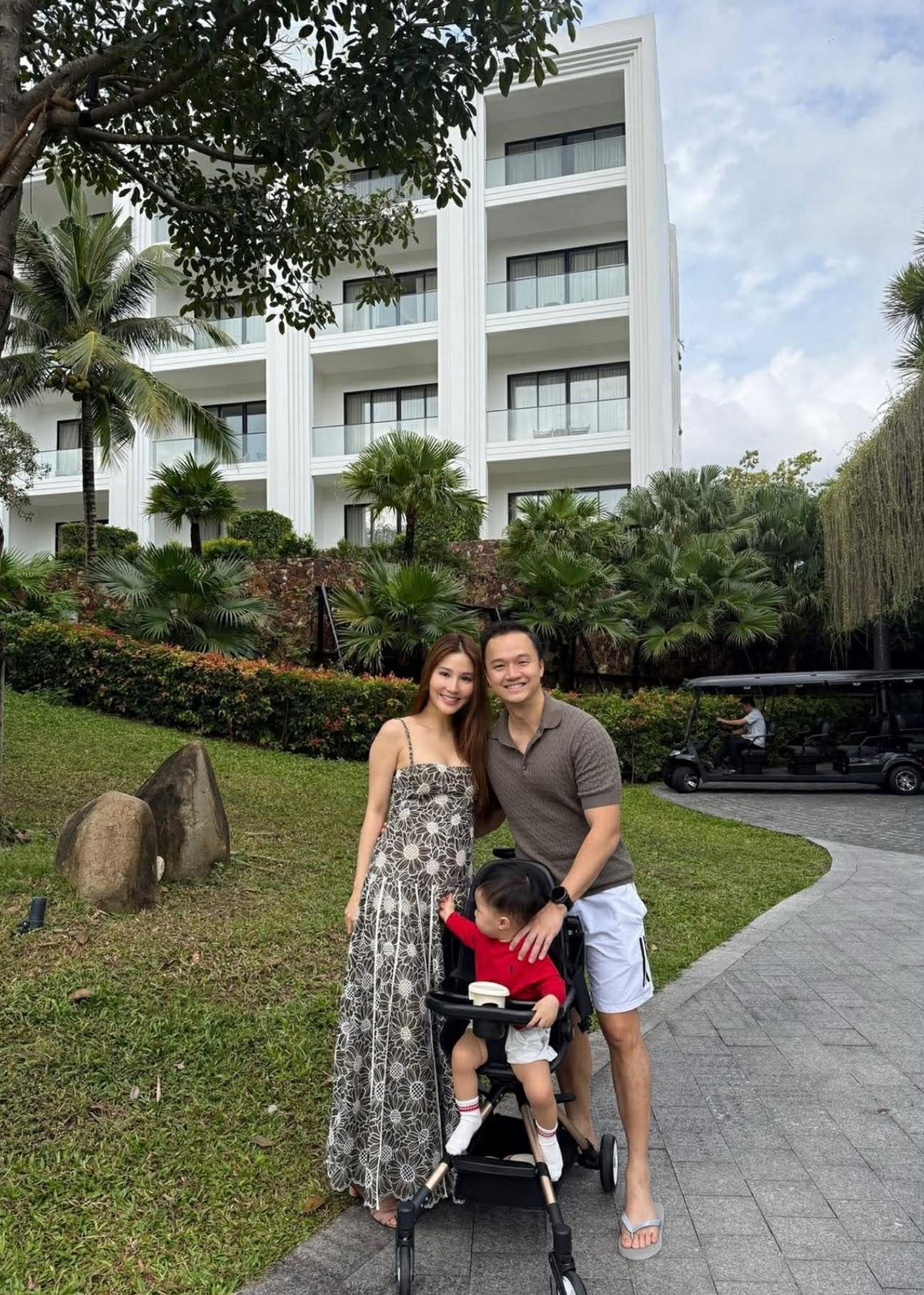 Kể từ khi kết hôn và sinh con, cô chủ động tạm dừng đóng phim để dành trọn thời gian chăm sóc tổ ấm.