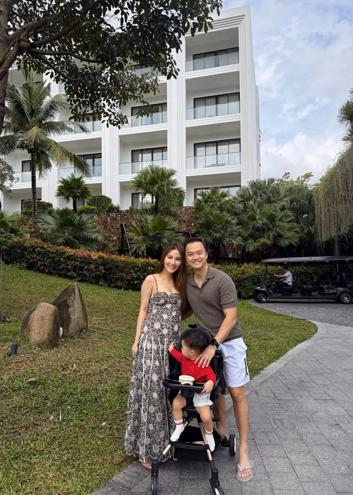 Kể từ khi kết hôn và sinh con, cô chủ động tạm dừng đóng phim để dành trọn thời gian chăm sóc tổ ấm.