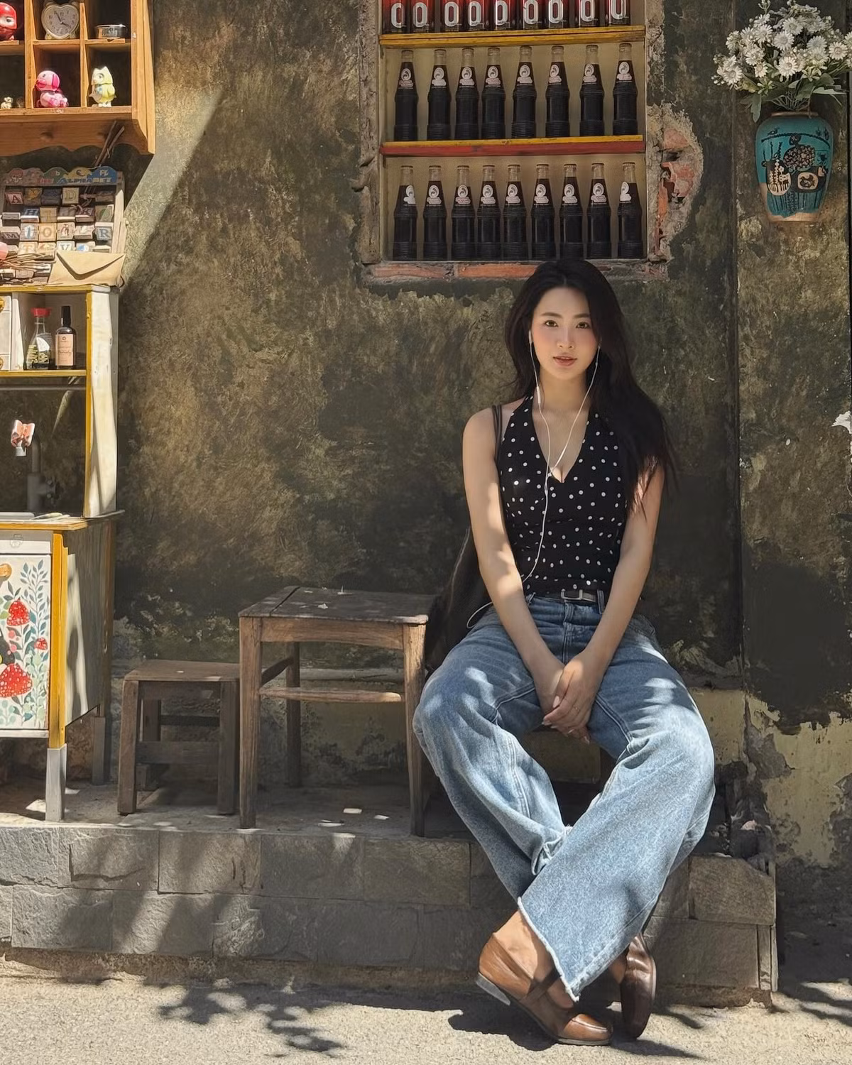 Cô cũng được nhận xét là có gu ăn mặc thanh lịch, gần gũi.