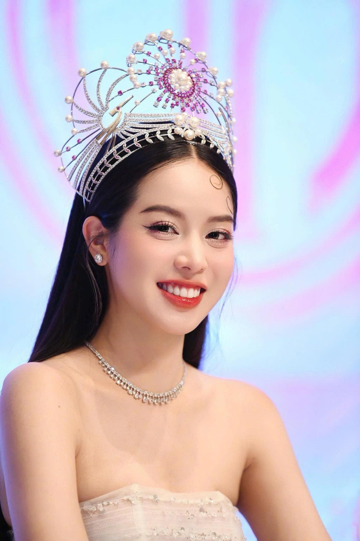 Trong chia sẻ đầy xúc động, Thanh Thủy không quên gửi lời cảm ơn đến ban tổ chức, người hâm mộ và những người đã luôn tin tưởng, đồng hành cùng cô trong suốt hành trình vừa qua. Theo nàng hậu, chính sự yêu thương và ủng hộ ấy là động lực để cô không ngừng nỗ lực, hoàn thiện bản thân mỗi ngày.