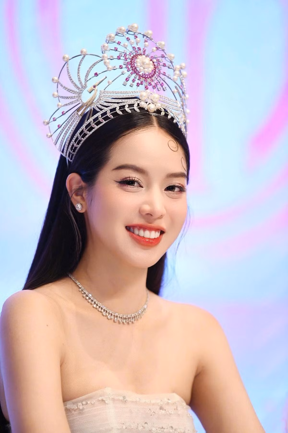 Trong chia sẻ đầy xúc động, Thanh Thủy không quên gửi lời cảm ơn đến ban tổ chức, người hâm mộ và những người đã luôn tin tưởng, đồng hành cùng cô trong suốt hành trình vừa qua. Theo nàng hậu, chính sự yêu thương và ủng hộ ấy là động lực để cô không ngừng nỗ lực, hoàn thiện bản thân mỗi ngày.