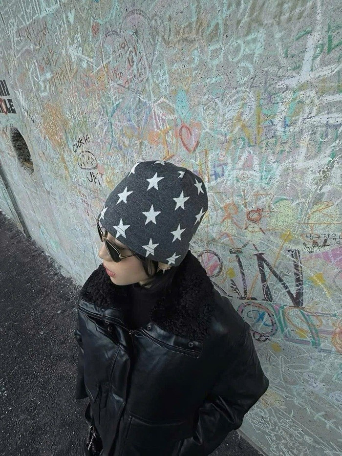 Từ dạo phố, thưởng thức ẩm thực đường phố cho đến check-in tại các địa điểm nổi tiếng, cặp đôi mang đến cảm giác gần gũi, vui tươi đúng chất “đi đâu cũng thành show giải trí”.