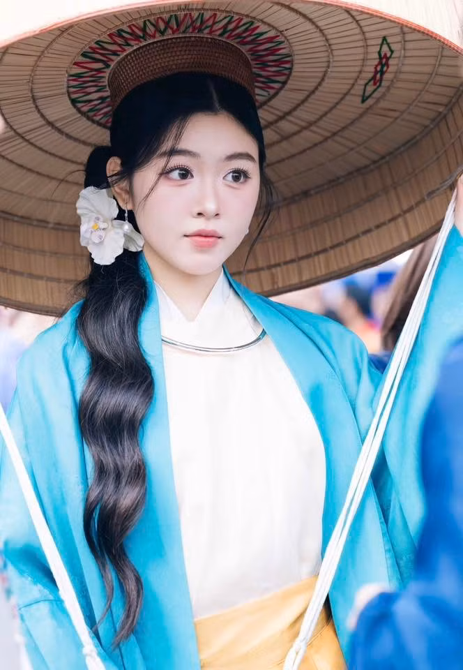 Lọ Lem nhà MC Quyền Linh được ví như cô Tấm đang đi trẩy hội. Ảnh: FB Mai Thảo Linh