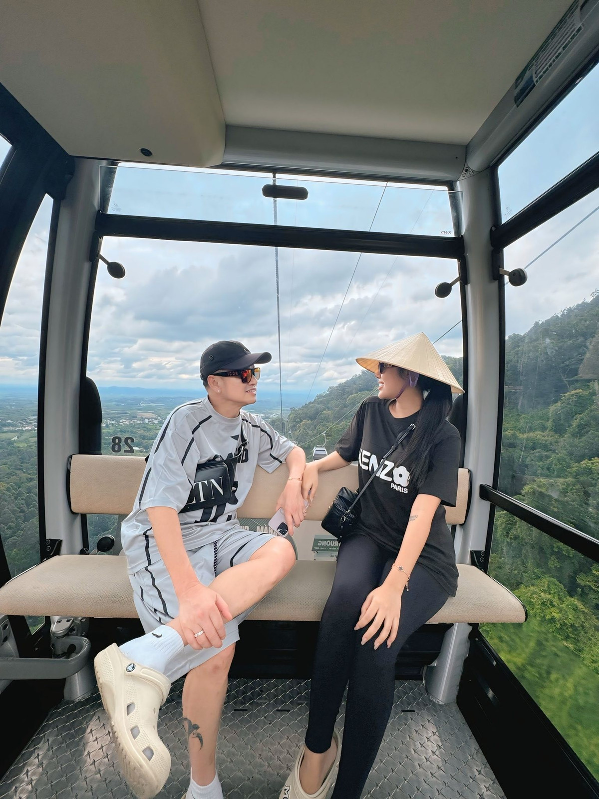 Nghệ sĩ Quang Minh cùng bạn gái Tăng Khánh Chi khám phá núi Chứa Chan - "Đệ nhị thiên sơn" Nam Bộ. Ảnh: FB Quang Minh