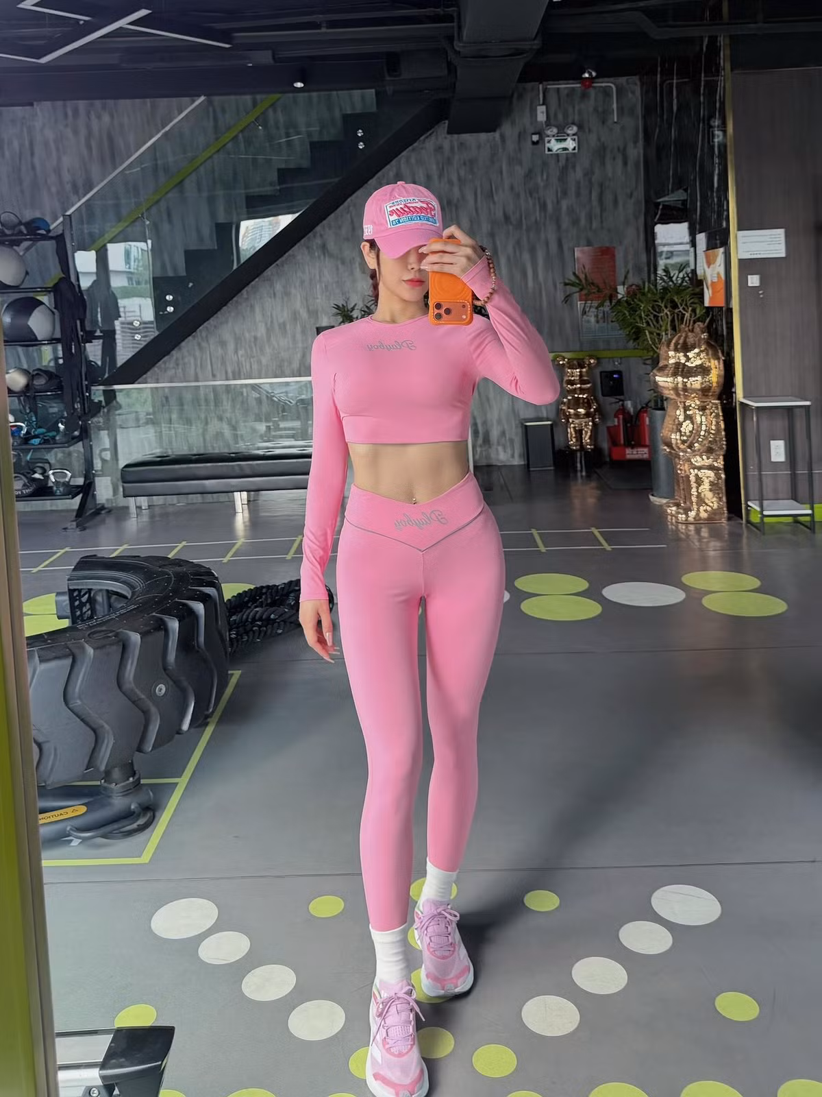 Diệp Lâm Anh tự hào với thân hình không mỡ thừa, đặc biệt là vòng hai nổi rõ các múi cơ. Ảnh: FB Diệp Lâm Anh