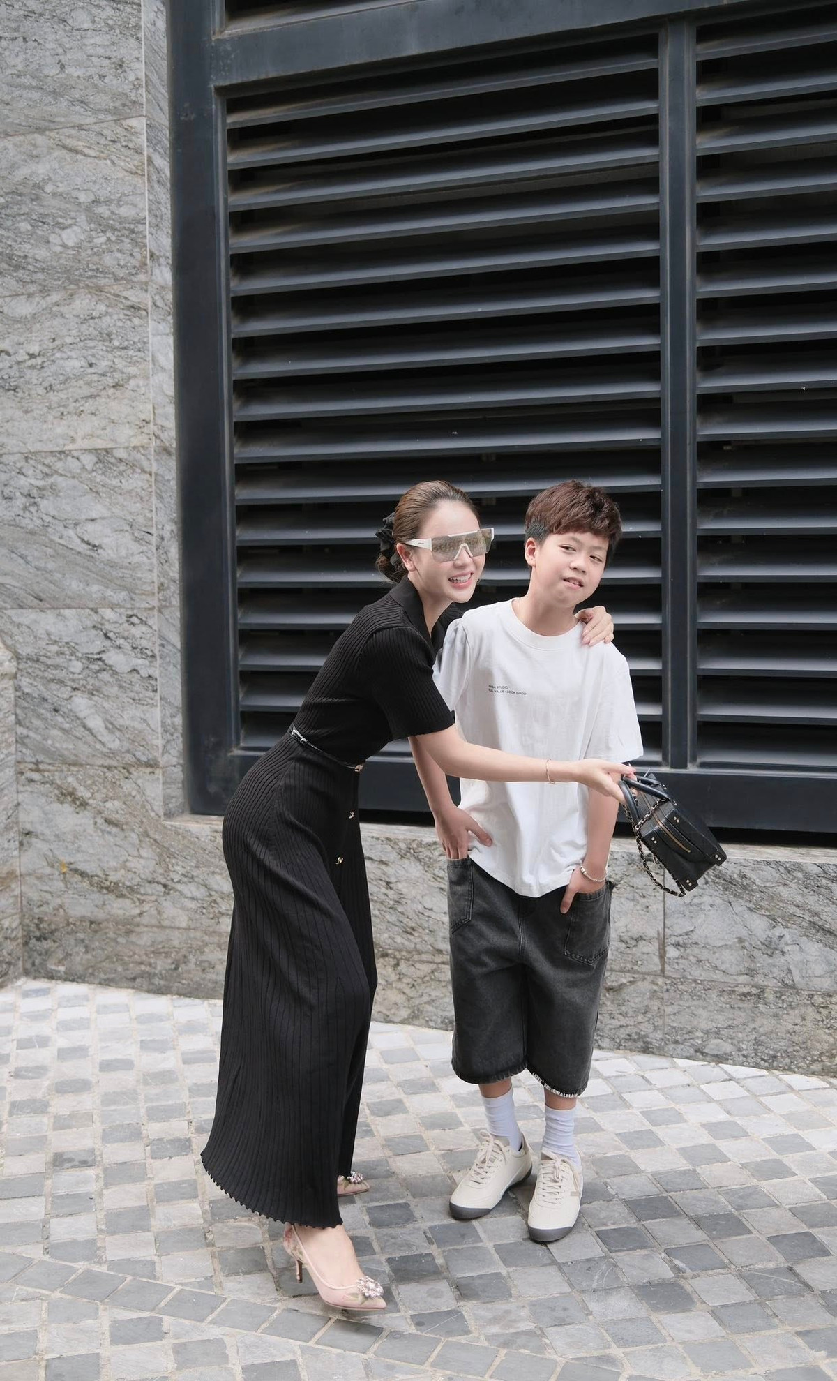 Diễn viên Lương Thu Trang đăng tải những khoảnh khắc giản dị nhưng đầy ấm áp bên con trai Minh Sơn trên đường phố.