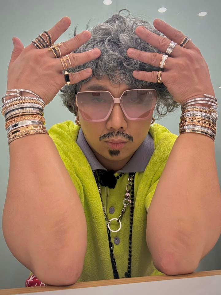 Trấn Thành cho biết anh sắm loạt vòng và nhẫn để có tạo hình ấn tượng trong Running Man Việt Nam tập 6. Ảnh: FB Trấn Thành