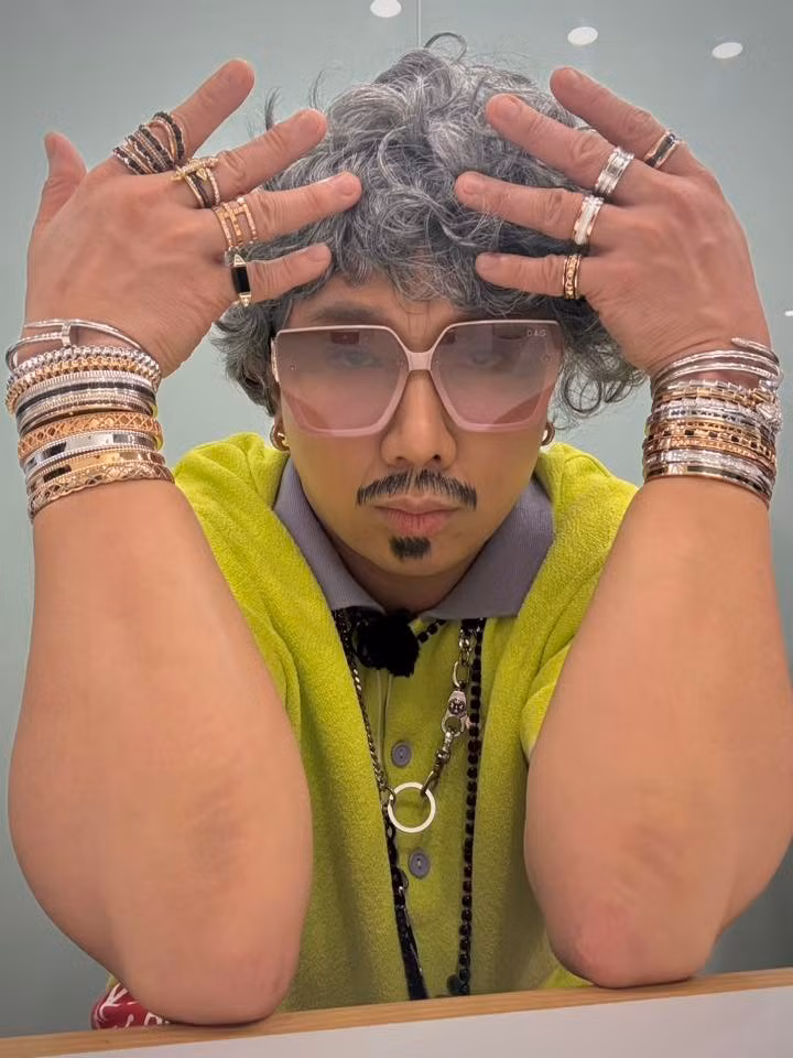 Trấn Thành cho biết anh sắm loạt vòng và nhẫn để có tạo hình ấn tượng trong Running Man Việt Nam tập 6. Ảnh: FB Trấn Thành