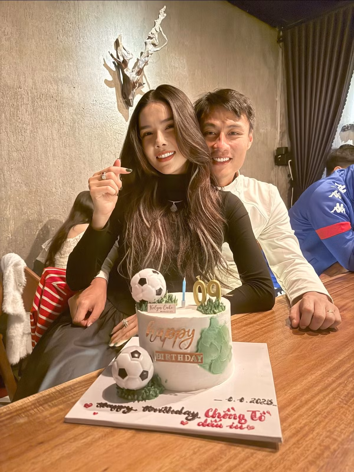 Hình ảnh một Kỳ Hân của hiện tại không còn là chân dài nóng bỏng trên sàn diễn, mà là người phụ nữ trưởng thành, dịu dàng và tràn đầy năng lượng tích cực.