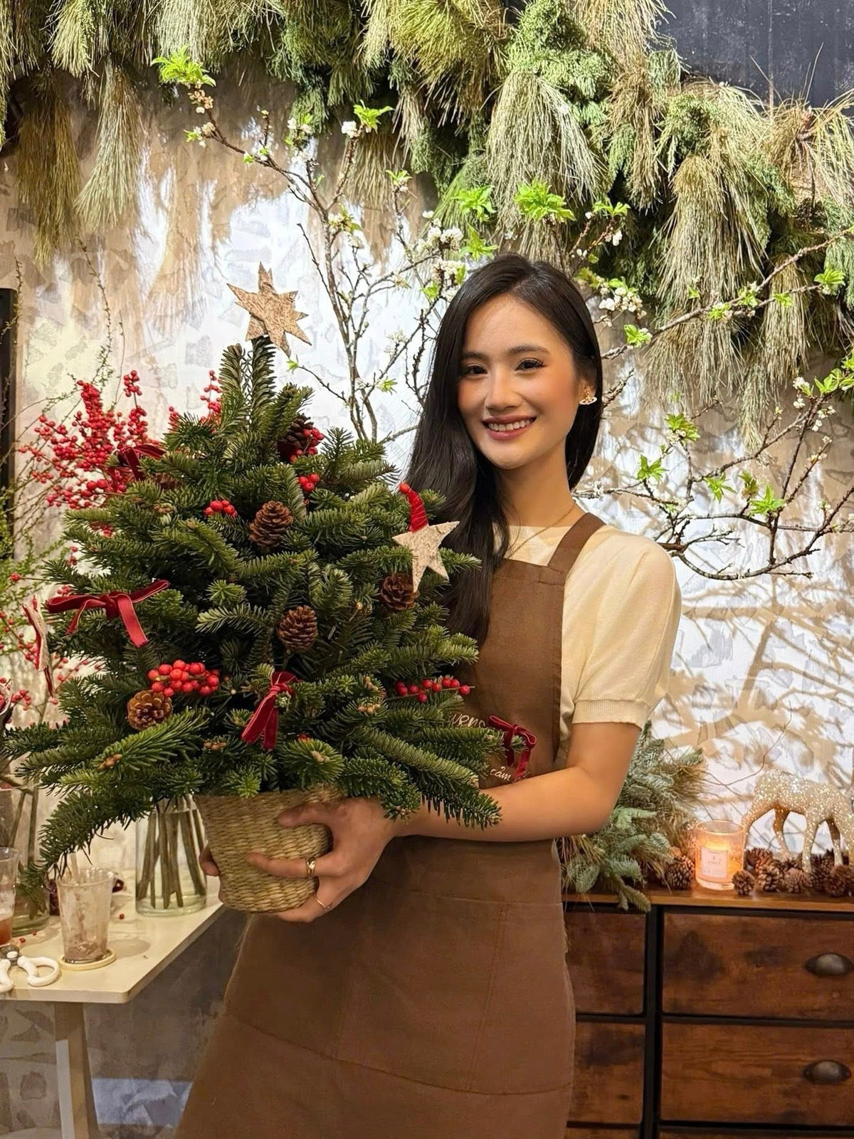 Hoa hậu Ý Nhi tự cắm "cây thông Noel" nhỏ xinh. Ảnh: FB Huỳnh Trần Ý Nhi