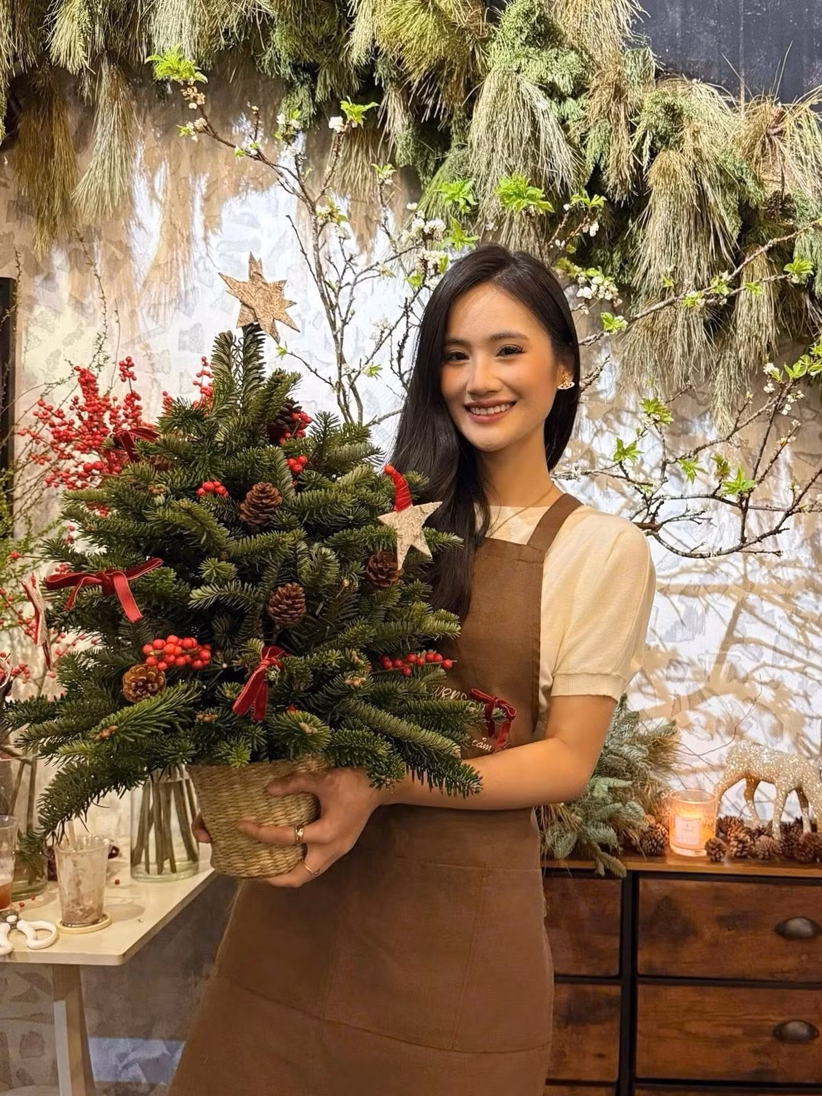 Hoa hậu Ý Nhi tự cắm "cây thông Noel" nhỏ xinh. Ảnh: FB Huỳnh Trần Ý Nhi