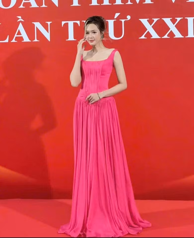 Mới đây, trong lần góp mặt tại Liên hoan phim Việt Nam lần thứ 24, Anh Phạm khiến công chúng không khỏi trầm trồ khi diện chiếc đầm dài màu hồng cánh sen – gam màu từng được xem là “khó nhằn” và kén da.