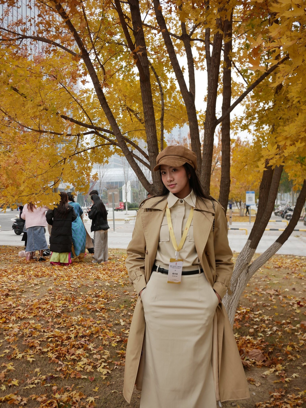 Hoa hậu Hà Trúc Linh tận hưởng khung cảnh lá vàng lãng mạn ở Trung Quốc. Ảnh: FB Hà Trúc Linh