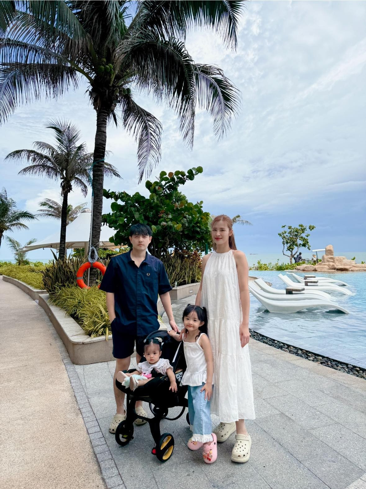 Đông Nhi hài hước chia sẻ: "Có được tấm hình 4 người như đi oánh trận". Ảnh: FB Đông Nhi