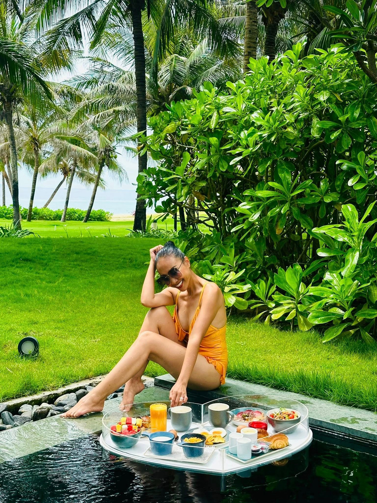 Đoan Trang mặc bikini liền thân tạo dáng bên hồ bơi. Ảnh: FB Doan Trang