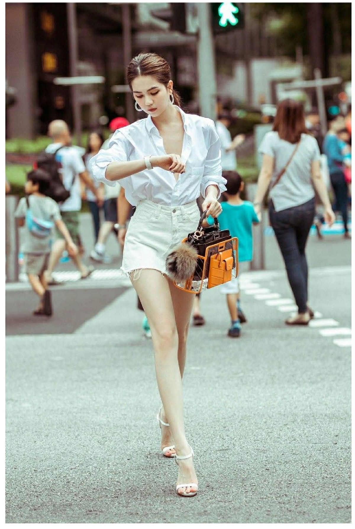 Trong khi cả showbiz hiện nay đang rần rần "đu" trend trạm tỷ thì Ngọc Trinh đã thực sự theo nó từ 10 năm trước.