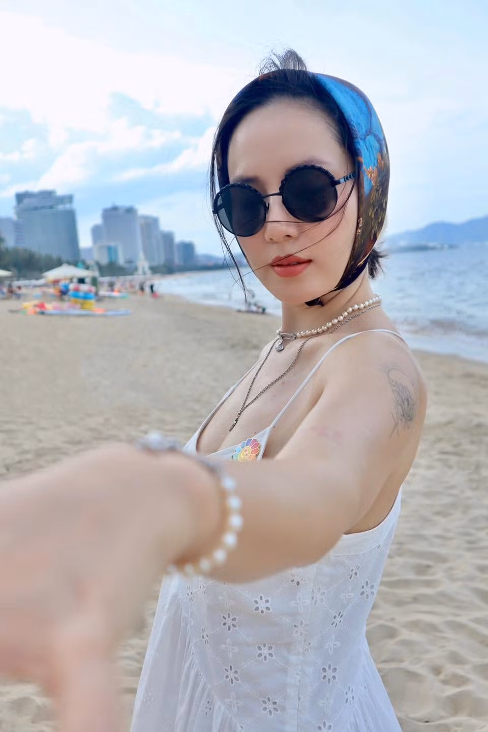 Từng được biết đến với những bản ballad trữ tình như "Cơn gió lạ", "Cơn mưa tình yêu",... Phương Linh luôn gắn liền hình ảnh nữ tính, nhẹ nhàng và duyên dáng. Giờ đây, sự chín muồi về nhan sắc và phong cách càng giúp cô ghi điểm mạnh mẽ trong lòng khán giả. Ảnh: FB Tran Phuong Linh