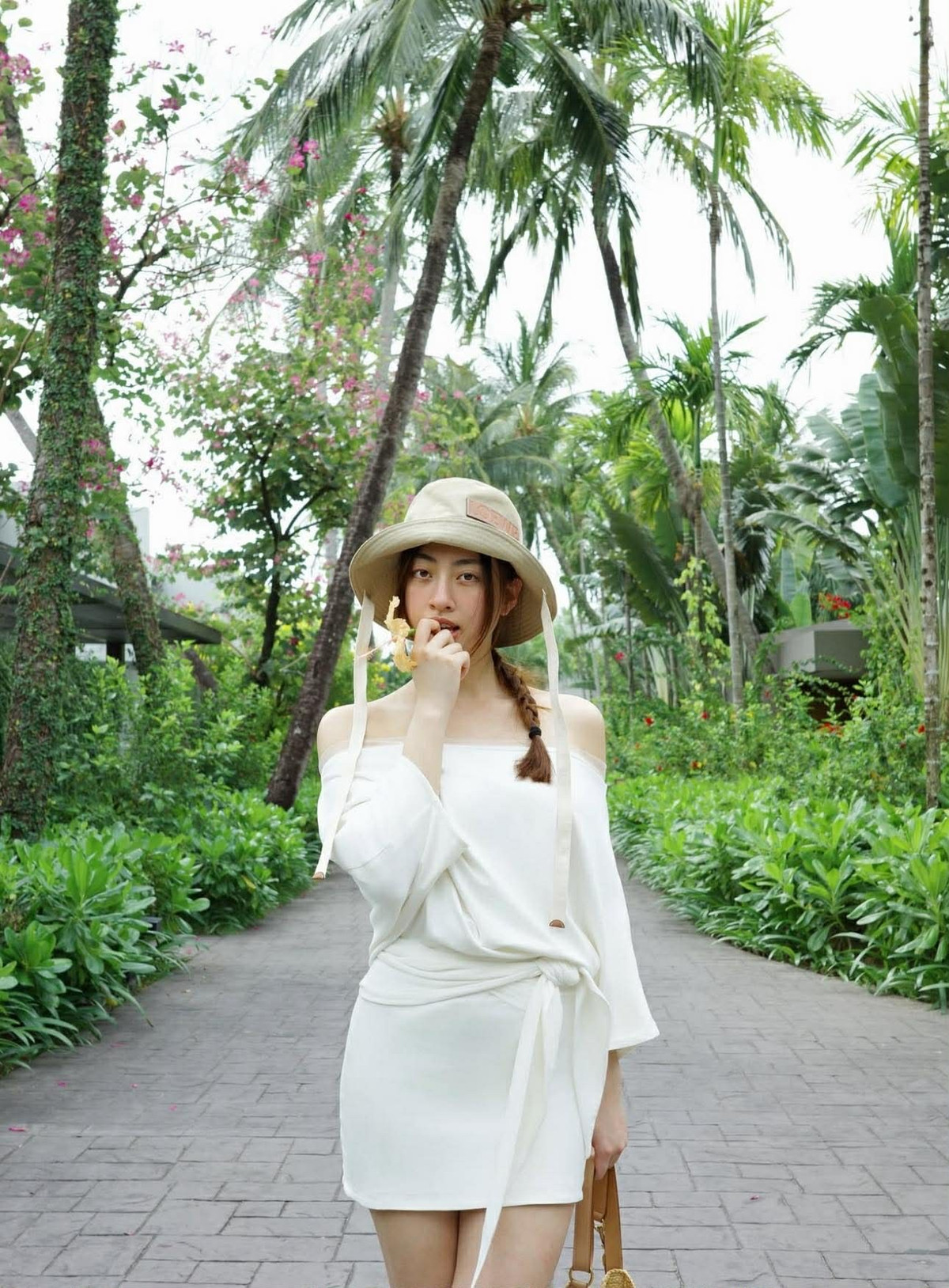 Sở hữu chiều cao 1m80 cùng đôi chân dài kỷ lục 1m22, số đo ba vòng 88-63-95 (cm), nàng hậu được xem là một trong những mỹ nhân có tỷ lệ hình thể đẹp bậc nhất showbiz Việt.