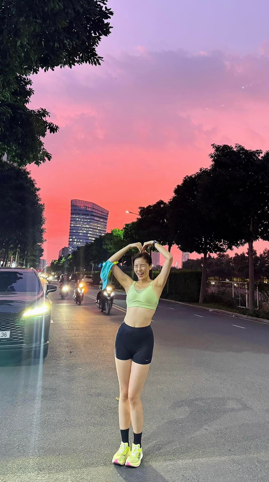 Hoa hậu Kỳ Duyên check in với hoàng hôn khi chạy bộ. Ảnh: FB Nguyen Cao Ky Duyen