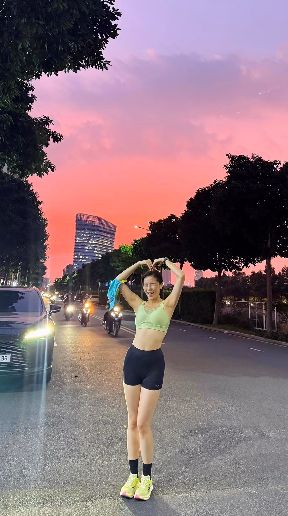 Hoa hậu Kỳ Duyên check in với hoàng hôn khi chạy bộ. Ảnh: FB Nguyen Cao Ky Duyen