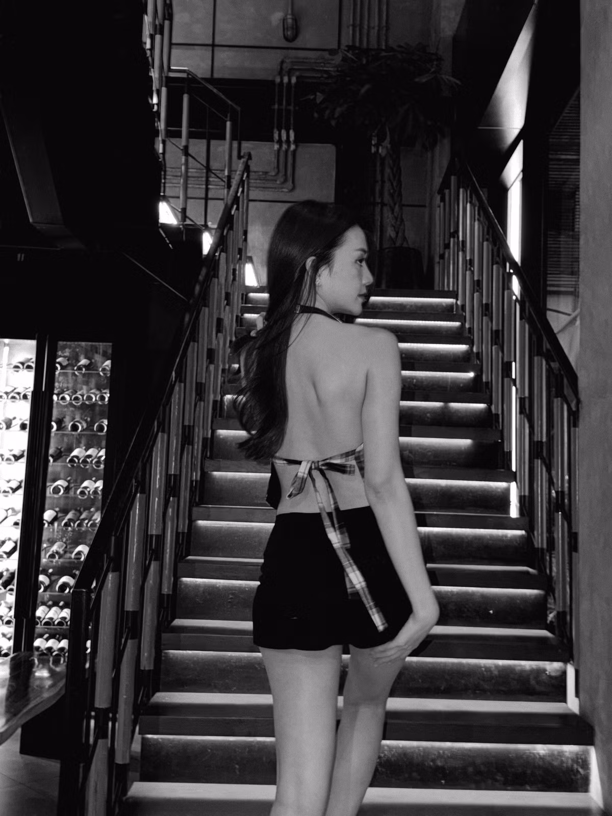 Tổng thể outfit vừa gợi cảm, vừa sang trọng, tôn lên phong cách quyến rũ đặc trưng của nữ ca sĩ.