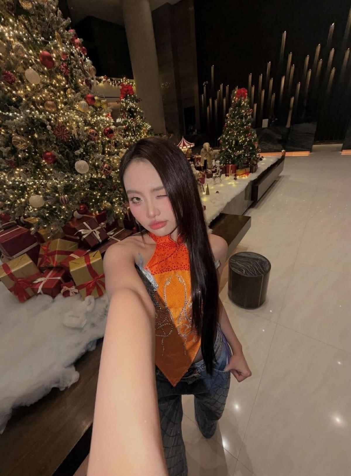 Không còn là cô bé dân ca ngày nào, Phương Mỹ Chi của hiện tại cho thấy sự lột xác rõ rệt về phong cách, tự tin thử nghiệm những hình ảnh gợi cảm và cá tính hơn.