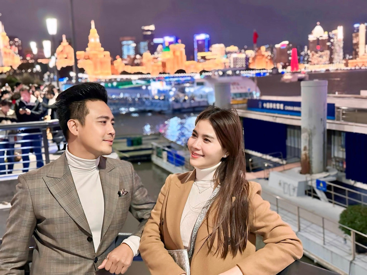 Vợ chồng Kha Ly - Thanh Duy check in ở Bến Thượng Hải. Ảnh: FB Diễn Viên KHA LY