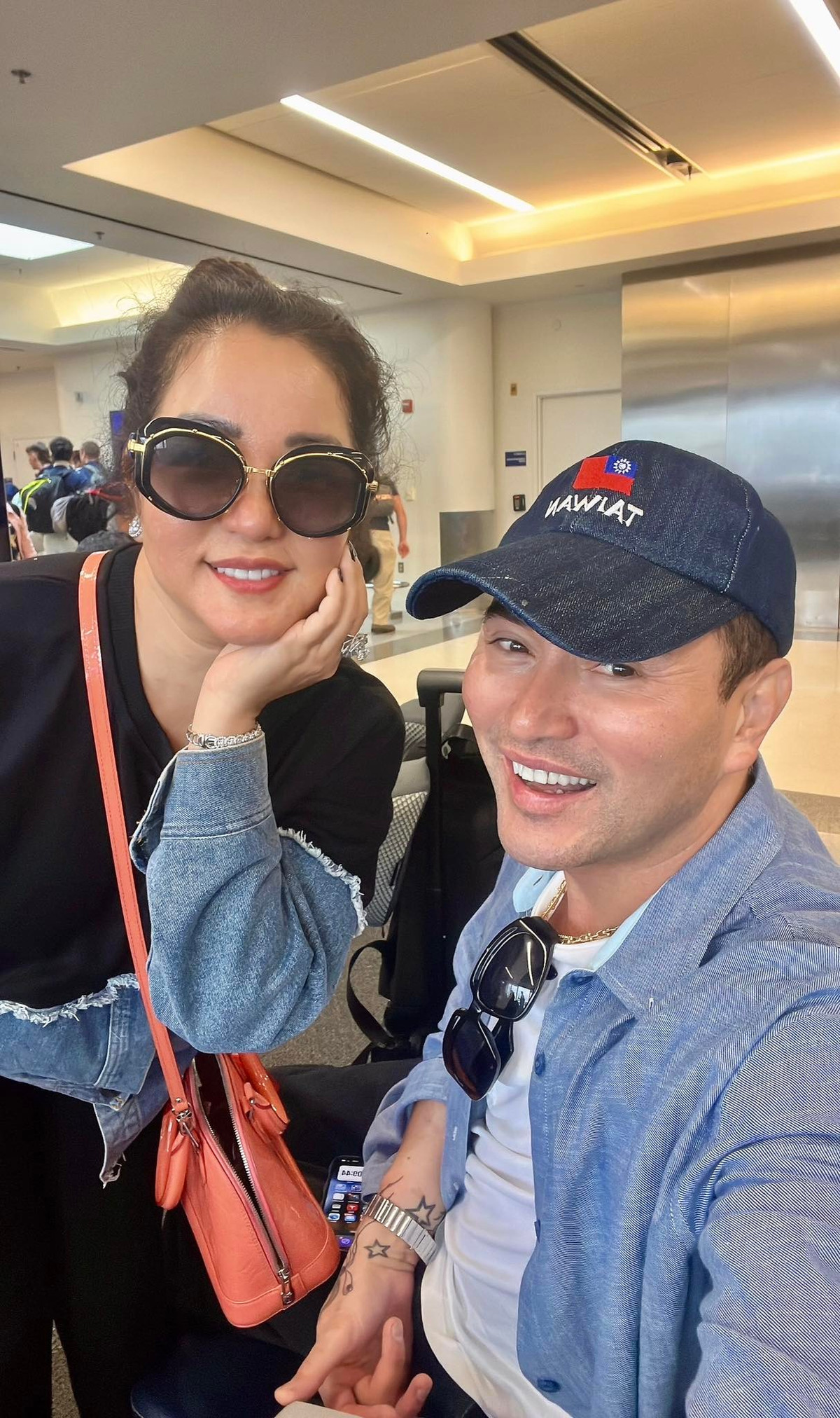 Không hẹn mà gặp, Thúy Nga và bạn thân Leon Vũ bất ngờ diện ton-sur-ton ra sân bay. Ảnh: FB Trần Thuý Nga