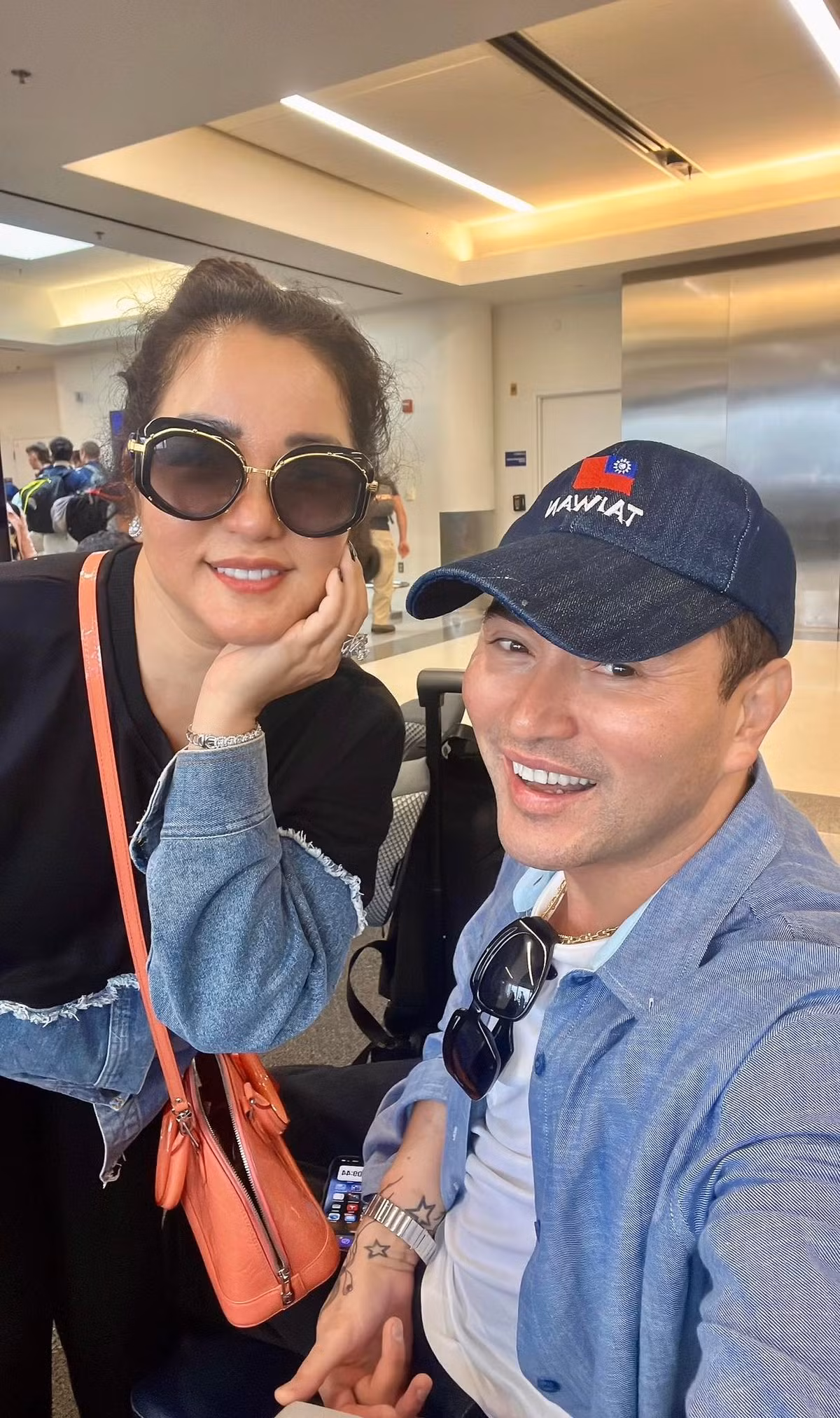 Không hẹn mà gặp, Thúy Nga và bạn thân Leon Vũ bất ngờ diện ton-sur-ton ra sân bay. Ảnh: FB Trần Thuý Nga