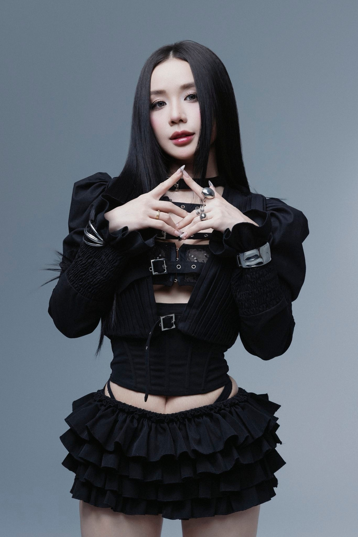 Trên mạng xã hội, Cindy Lư thường xuyên đăng tải loạt hình diện váy ngắn, áo cúp ngực hay bikini, khiến khán giả không khỏi trầm trồ.