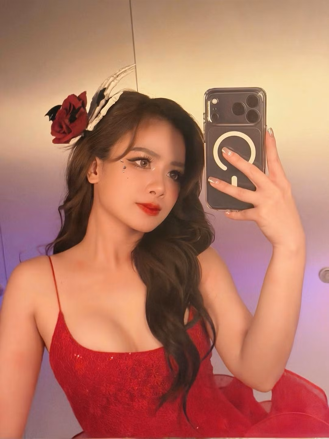 Trên trang cá nhân, Dương Hoàng Yến chia sẻ loạt ảnh ghi lại khoảnh khắc cô diện chiếc váy đỏ rực rỡ, ôm sát cơ thể, chất liệu bắt sáng nổi bật giữa không gian tiệc đêm Halloween.