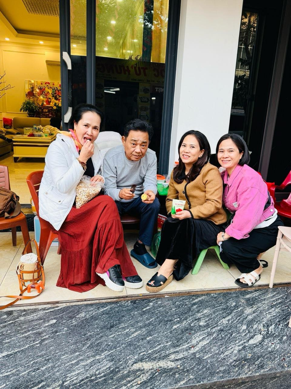 NSND Lan Hương đăng ảnh ngồi chơi cùng 'ngọc hoàng' Quốc Khánh. Ảnh: FB Lan Hương Bông