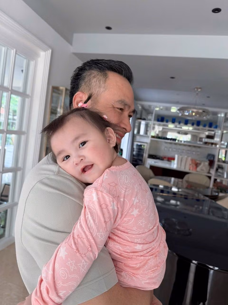 Khoảnh khắc "tan chảy" của Chi Bảo khi bế con gái nhỏ. Ảnh: FB Chi Bảo