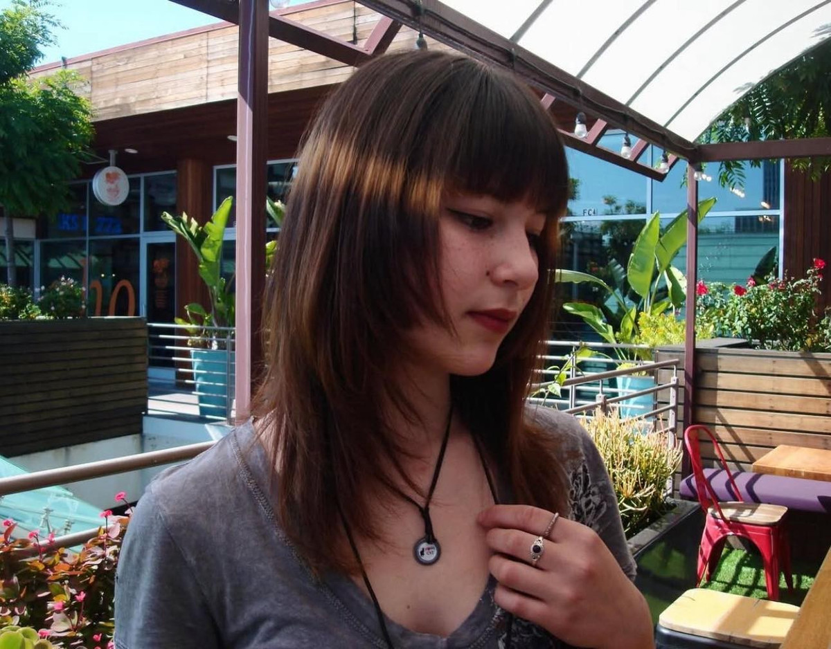 Phong cách của mỹ nữ sinh năm 2005 mang hơi thở đầu những năm 2000, pha trộn giữa nét hoài cổ và sự hiện đại năng động.